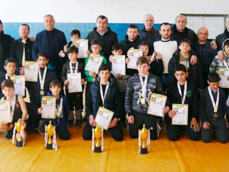 ლაჯანის საჯარო სკოლის სპორტულ დარბაზში ჩატარდა აწ  გარდაცვლილი ვალერი გიორგობიანის...